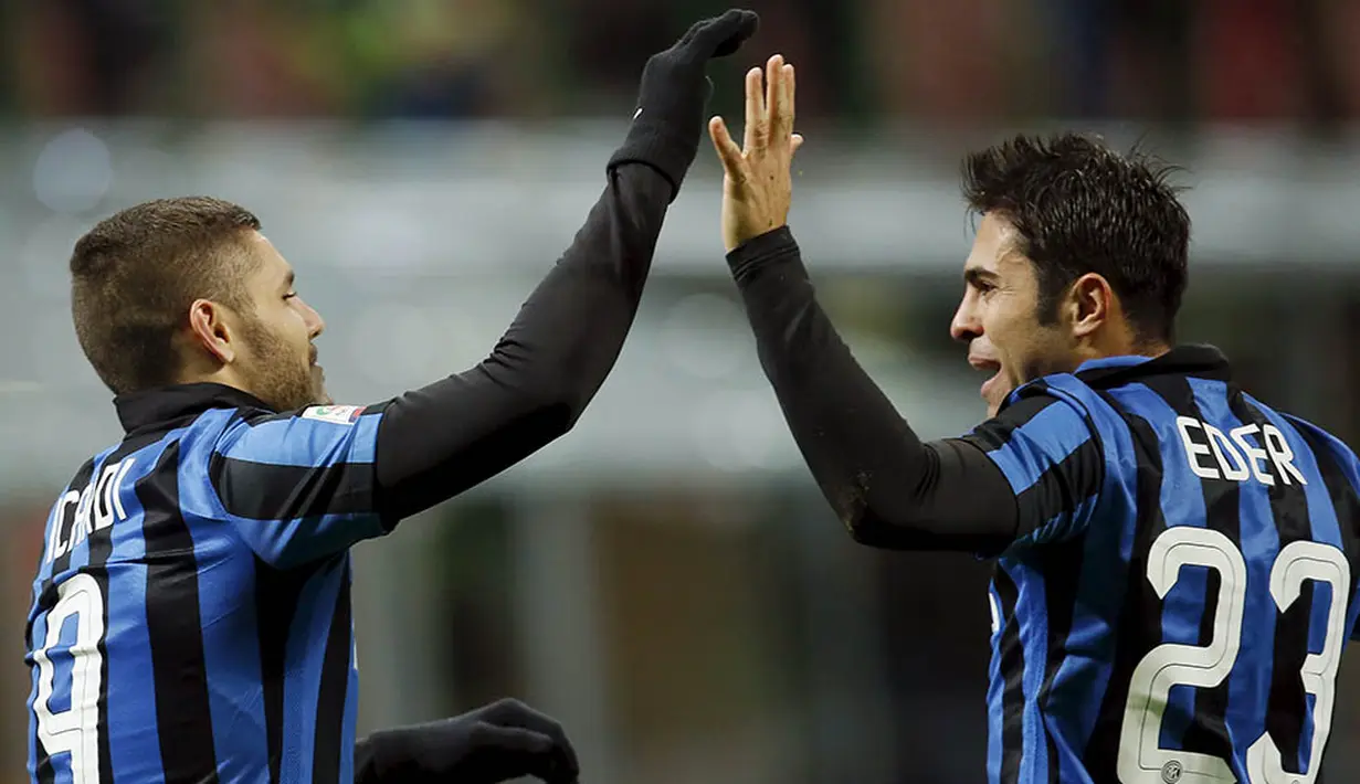 Duo striker Inter Milan, Mauro Icardi dan Eder merayakan gol ke gawang Chievo. Pada laga Serie A selanjutnya La Beneamata akan menghadapi Verona. (Reuters/Alessandro Garofalo)