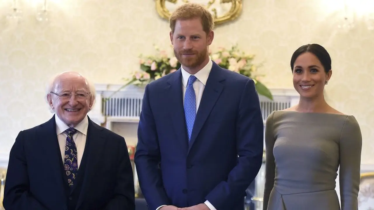 (kiri ke kanan) Presiden Irlandia Michael Higgins, Pangeran Harry, dan Meghan Markle di Aras an Uastharain (Clodagh Kilcoyne / AP Photo)