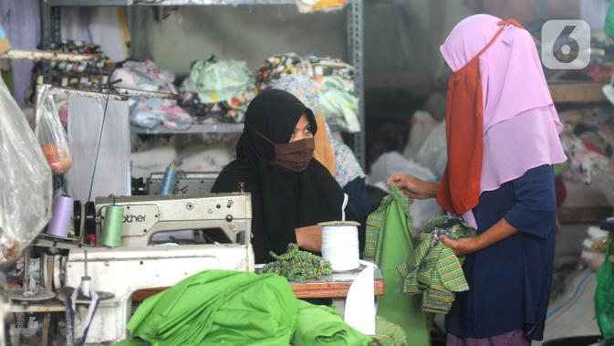 Aktivitas sebuah usaha konveksi milik Enca saat menyelesaikan produksi baju di Desa Curug, Bogor, Jawa Barat, Kamis (4/3/2021). Awal pandemi covid-19, bisnis konveksi terbantu dengan pemesan pakaian APD dan masker yang kini berkembang dengan pesanan dari penjual daring. (merdeka.com/Arie Basuki)