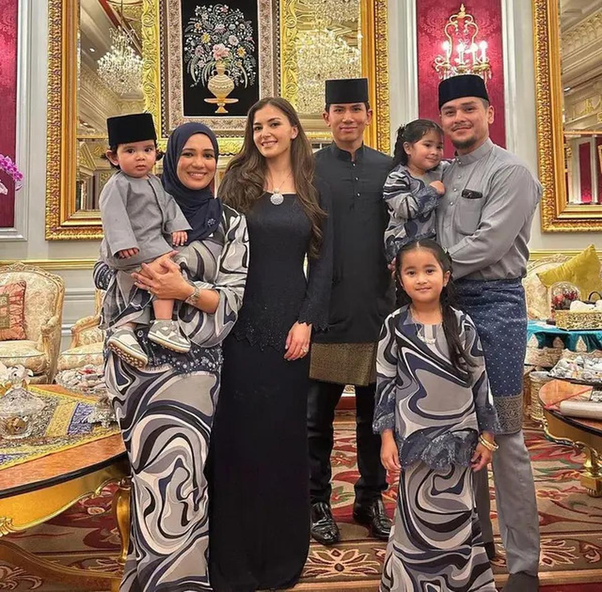 Kompak kenakan ansambel serba hitam