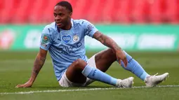 Raheem Sterling sering mendapatkan keganasan para pemain belakang karena kemampuannya yang merepotkan lawan. Meskipun begitu, dirinya juga kerap dianggap sering melakukan diving untuk mendapatkan peluang tendangan bebas bahkan pinalti. (Foto: AFP/Pool/Carl Recine)