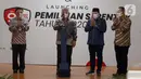 Ketua KPU Arief Budiman (kedua kiri) saat Launching Pemilihan Serentak Tahun 2020 di Gedung KPU RI, Menteng, Jakarta Pusat, Kamis (18/6/2020). Tahapan Pilkada Serentak 2020 kembali dimulai setelah sempat tertunda karena pandemi COVID-19. (Liputan6.com/Johan Tallo)