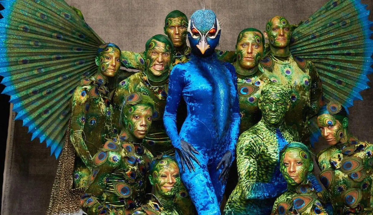 Untuk pakaiannya, Klum mengenakan bodysuit berwarna biru yang ketat dengan bahan beludru. [Foto: IG/!heidiklum]