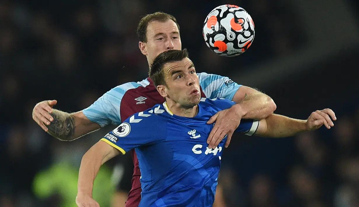 Seamus Coleman. Bek kanan berusia 33 tahun ini telah memperkuat Everton sejak 2009/2010 usai didatangkan dari Sligo Rovers dan kini menjabat sebagai kapten utama The Toffees. Selama total 13 musim, ia telah tampil dalam 376 laga di semua ajang dengan torehan 27 gol dan 32 assist. (AFP/Oli Scarff)