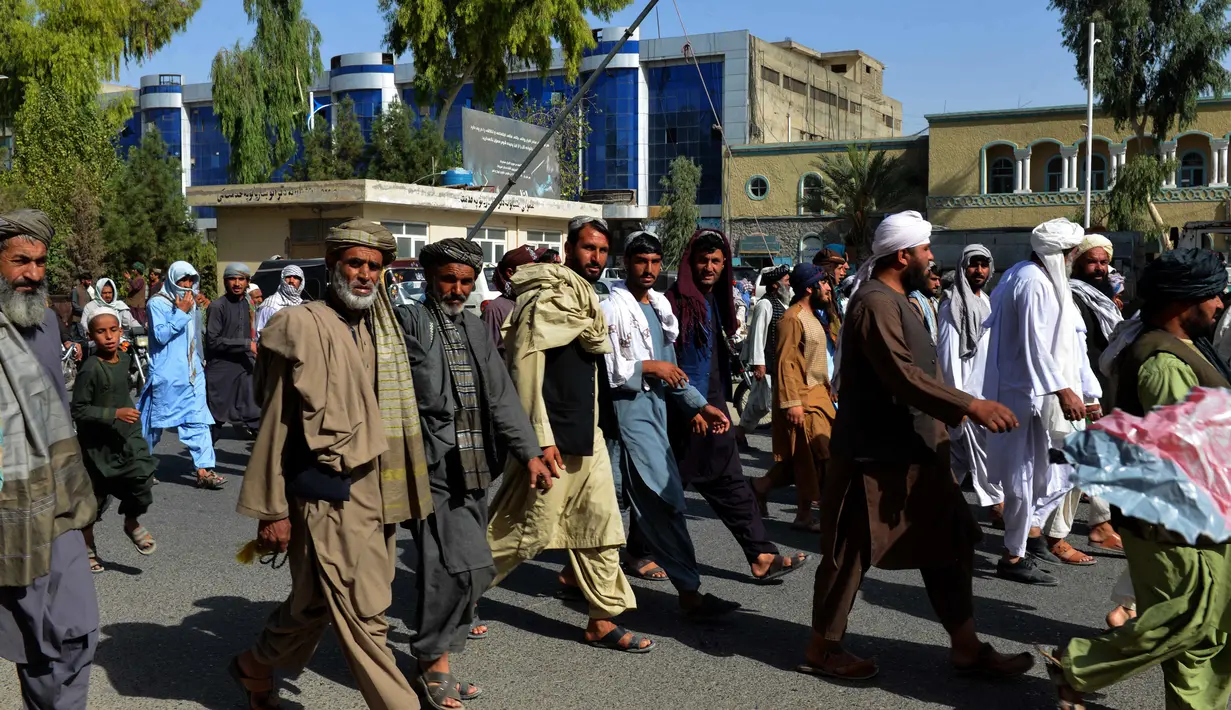 Penduduk setempat mengambil bagian dalam pawai protes terhadap pengumuman yang dilaporkan oleh Taliban di Kandahar (14/9/2021). Para penduduk memprotes Taliban yang ingin menggusur rumah mereka yang dibangun di atas tanah milik negara. (AFP/Javed Tanveer)