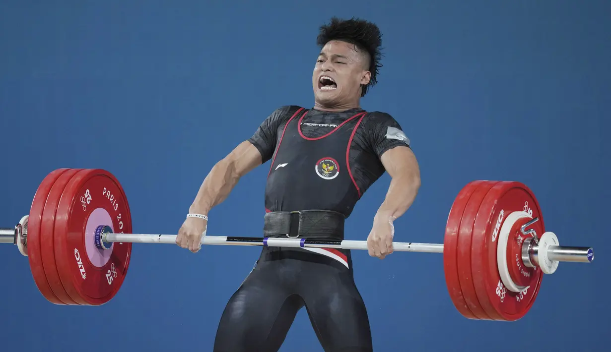 Rizki Juniansyah berhasil meraih medali emas untuk Indonesia dari nomor 73 kg putra angkat besi Olimpiade 2024, Jumat (9/8/2024) dini hari WIB. (AP Photo/Kin Cheung)