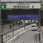 Kendaraan memasuki gerbang tol Semanggi 2 di Jakarta, Rabu (9/2/2022). PT Jasa Marga berencana menaikkan tarif tol dalam kota pada ruas Tol Cawang-Tomang-Pluit dan Cawang-Tanjung Priok-Ancol Timur-Jembatan Tiga/Pluit sebesar Rp500. (Liputan6.com/Johan Tallo)