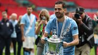 Bernardo Silva dari Manchester City memegang trofi juara setelah pertandingan final Piala FA Inggris antara Chelsea dan Manchester City di London, Sabtu, 16 Mei 2026. (AP Photo/Richard Pelham)