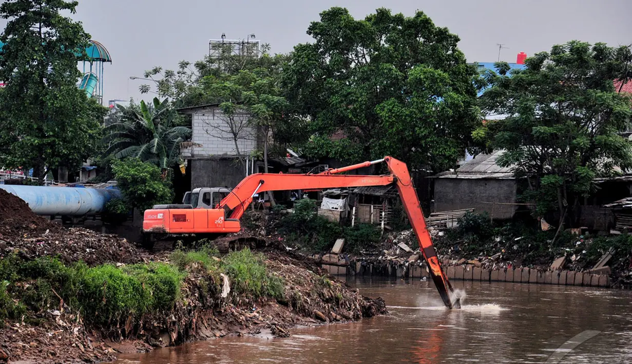 Sebuah eskavator mengeruk Sungai Ciliwung di kawasan jalan KH. Abdul Syafei, Jakarta, Senin (16/6/2014) (Liputan6.com/Faizal Fanani)