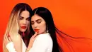 Meskipun mereka beda usia 13 tahun, Kylie Jenner dan Khloe Kardashian tetap tampil dekat dan juga seksi. (HollywoodLife)