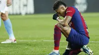 Pemain Barcelona, Raphinha, tampak kecewa setelah ditaklukkan Girona dalam laga La Liga 2023/2024 jornada 16 di Stadion Olimpic Lluis Companys, Senin (11/12/2023). Barca kalah dengan skor 2-4. (AP Photo/Joan Monfort)