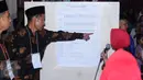 Petugas KPPS menunjuk hasil penghitungan surat suara Pilkada DKI Jakarta putaran 2 di TPS 027, Kebagusan, Jakarta, Rabu (19/4). Pasangan Anis Baswedan-Sandiaga Uno unggul 292-252. (Liputan6.com/Helmi Fithriansyah)