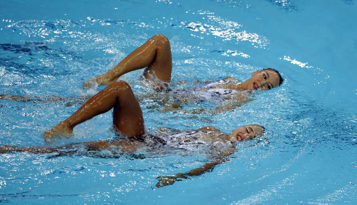 Kekompakan atlet renang indah Indonesia, Adela Amanda Nirmala dan Claudia M Suyanto saat melalukan Duet Technical Routine di OCBC Aquatic Centre, Singapura, Selasa (2/6/2015). (Liputan6.com/Helmi Fithriansyah)