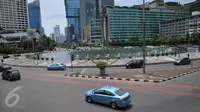 Sejumlah kendaraan melintasi kawasan Bundaran HI, Jakarta, Kamis (24/12). Suasana libur panjang yang dimulai hari ini hingga beberapa hari kedepan membuat sejumlah ruas jalan di kawasan Jakarta dan sekitarnya lengang. (Liputan6.com/Gempur M Surya)