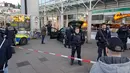 Aparat kepolisian berjaga di dekat sebuah mobil yang menabrak kerumuman orang yang tengah berdiri di depan toko roti di Heidelberg, barat daya Jerman, Sabtu (25/2). Tiga orang terluka, satu di antaranya mengalami luka serius. (R. PRIEBE/DPA/AFP)