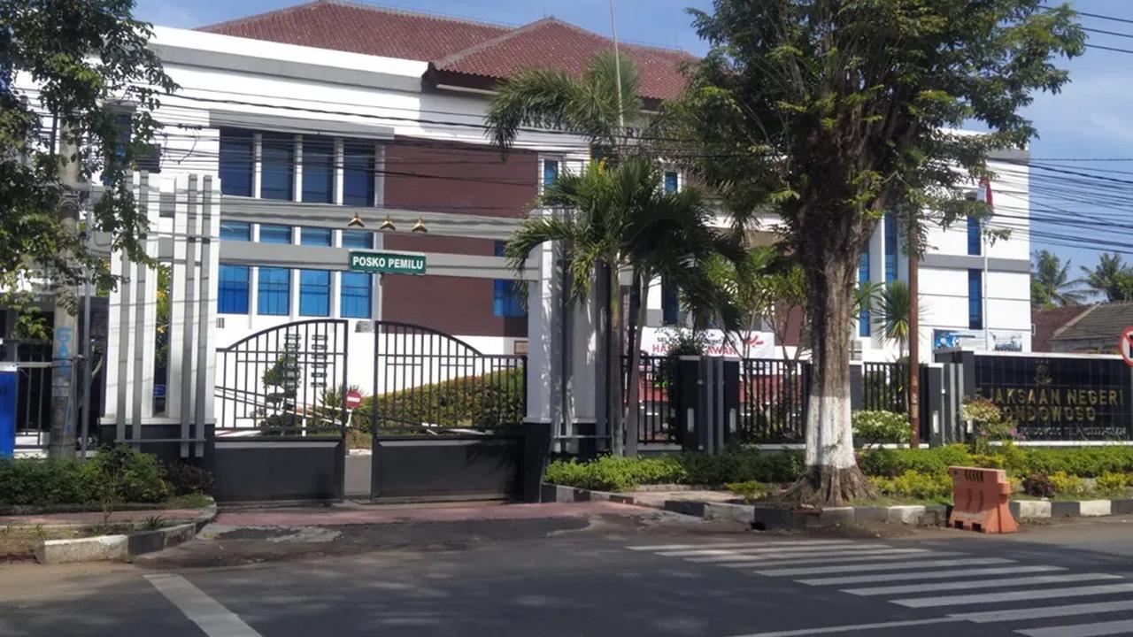 Situasi kantor Kejaksaan Negeri (Kejari) Bondowoso pada Kamis (16/11), terpantau tak seperti biasanya.<br>