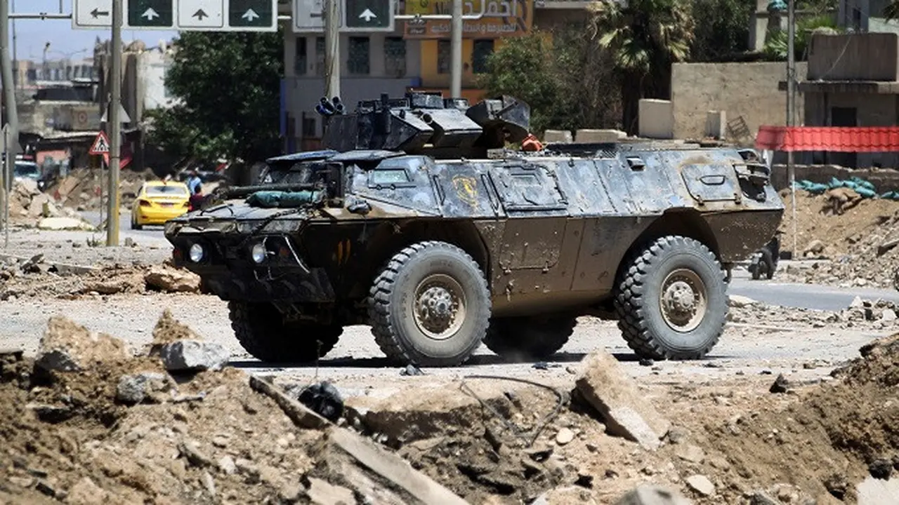 Sebuah kendaraan lapis baja milik militer Irak sedang berpatroli dekat garis depan kota tua Mosul pada tanggal 24 Mei 2017 (AFP)