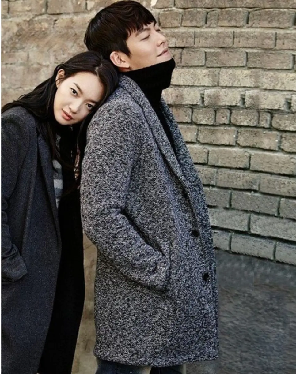 Kim Woo Bin dan Shin Min Ah dalam sesi pemotretan bersama produk fesyen terkemuka.