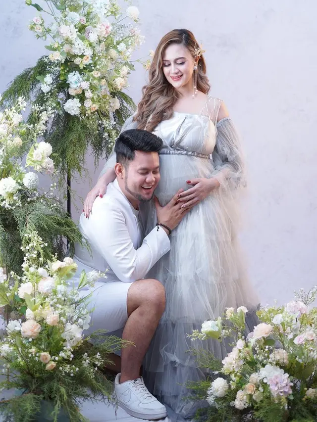 6 Gaya Maternity Shoot Irenne Ghea, Tampil Serasi dengan Noval KDI