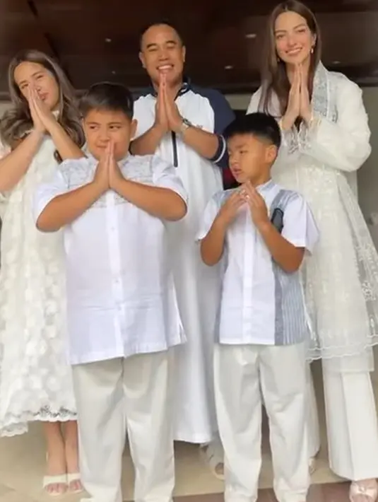 Nia Ramadhani dan Mikhalya tampil kembar dengan outfit bernuansa lace putih. Nia Ramadhani kenakan setelan tunik dan celana panjang dengan kerudung lace. Sedangkan Mikhayla tampil manis dengan dress lace [@ardibakrie]