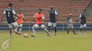 Gelandang Persela, Jose Pedrosa Galan (ketiga kiri) saat mengikuti latihan di Stadion GBK Jakarta, Kamis (12/5/2016). Persija menjamu Persela pada lanjutan Torabika Soccer Championship presented by IM3 Ooredoo, (13/5). (Liputan6.com/Helmi Fithriansyah)