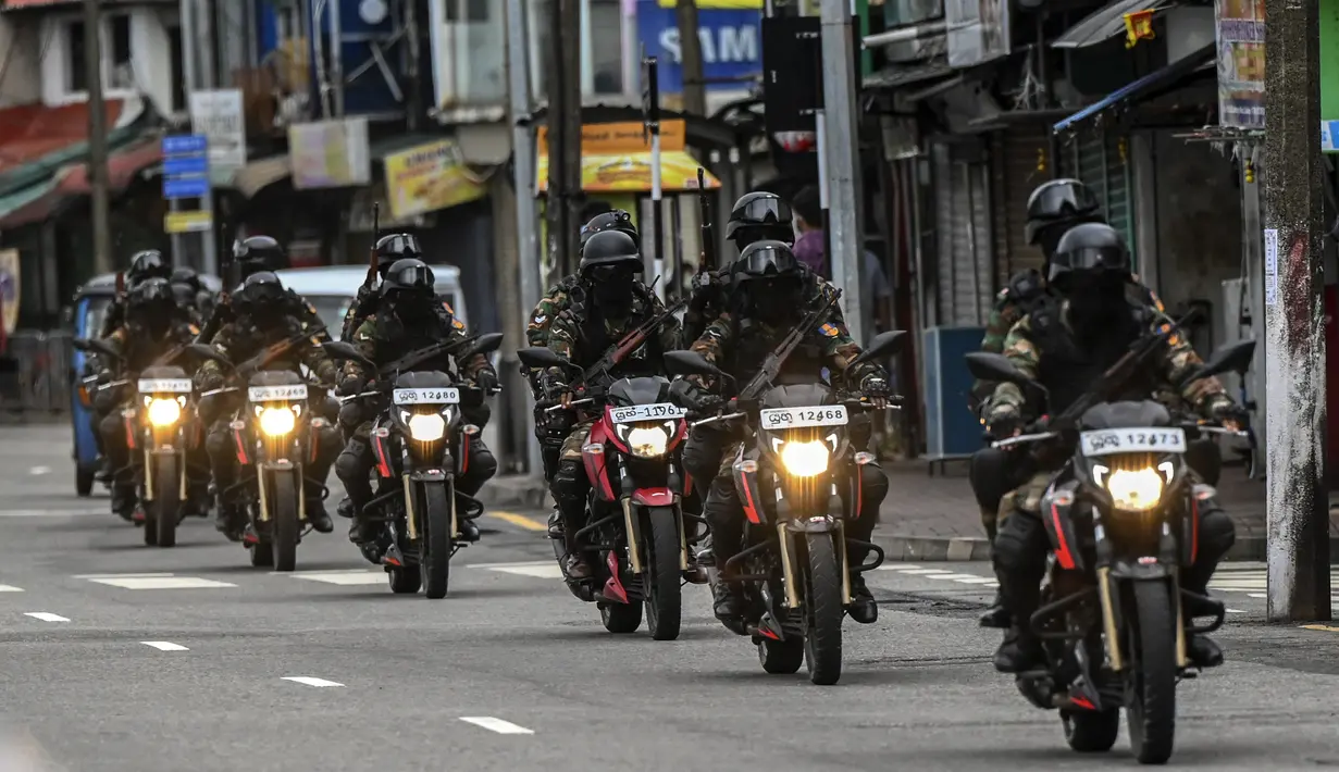 Tentara Sri Lanka dengan sepeda motor berpatroli di sepanjang jalan saat negara itu bersiap untuk lockdown di Kolombo, Selasa (25/5/2021). Sri Lanka bersiap menerapkan lockdown ketat selama dua minggu untuk menekan penyebaran corona Covid-19. (ISHARA S. KODIKARA / AFP)