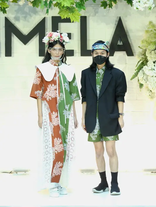 Untuk itu, Danjyo Hyoji mengubah kesan kuno pada batik Tarakan menjadi lebih modern. Ia menghadirkan sejumlah karyanya yang dihasilkan dari batik Tarakan tersebut. Busana yang begitu indah pun tercipta dan pastinya bisa memenuhi target pasar masa kini. (Daniel Kampua/Fimela.com)