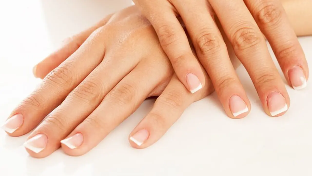 Kuku glossy tanpa kuteks