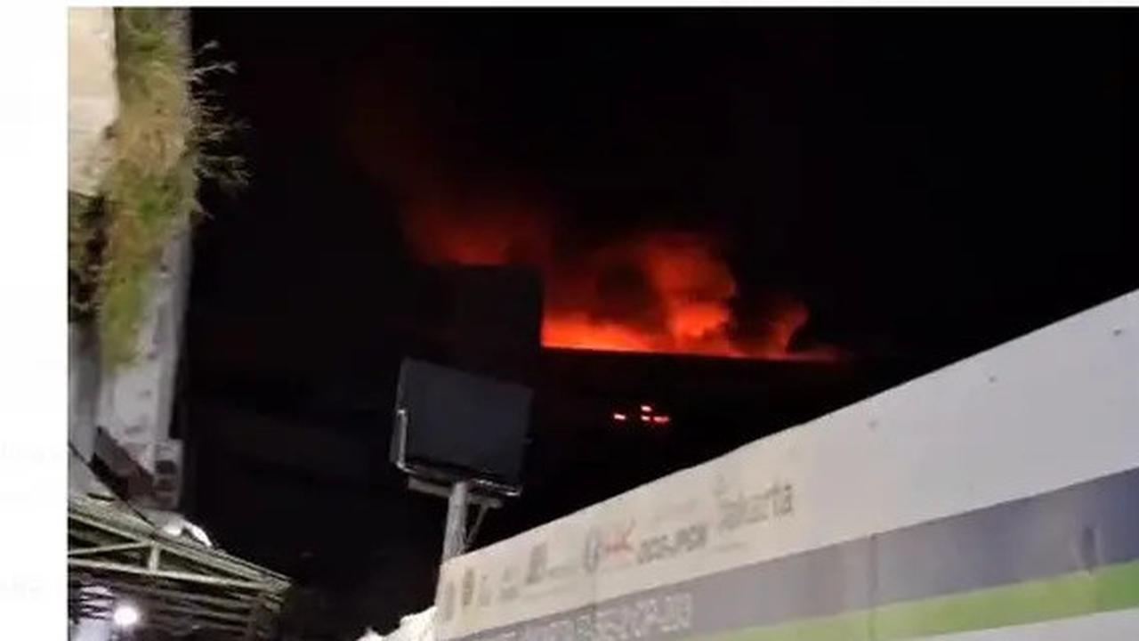 Kebakaran Glodok Plaza Padam, Dua Saksi Mengaku Cium Aroma Asap dari Belakang Videotron