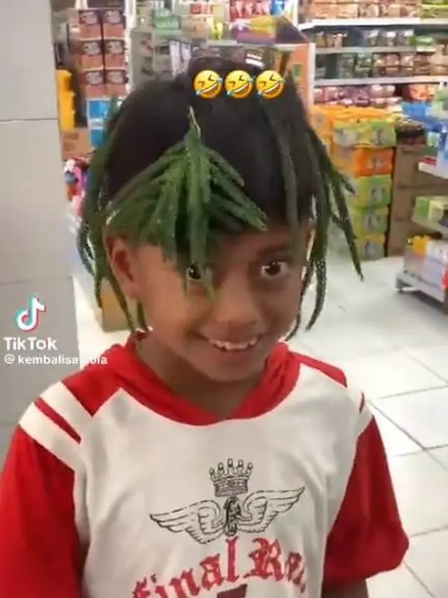 7 Potret Kocak Orang Pakai Rambut Palsu dari Tanaman Ini Absurd Banget