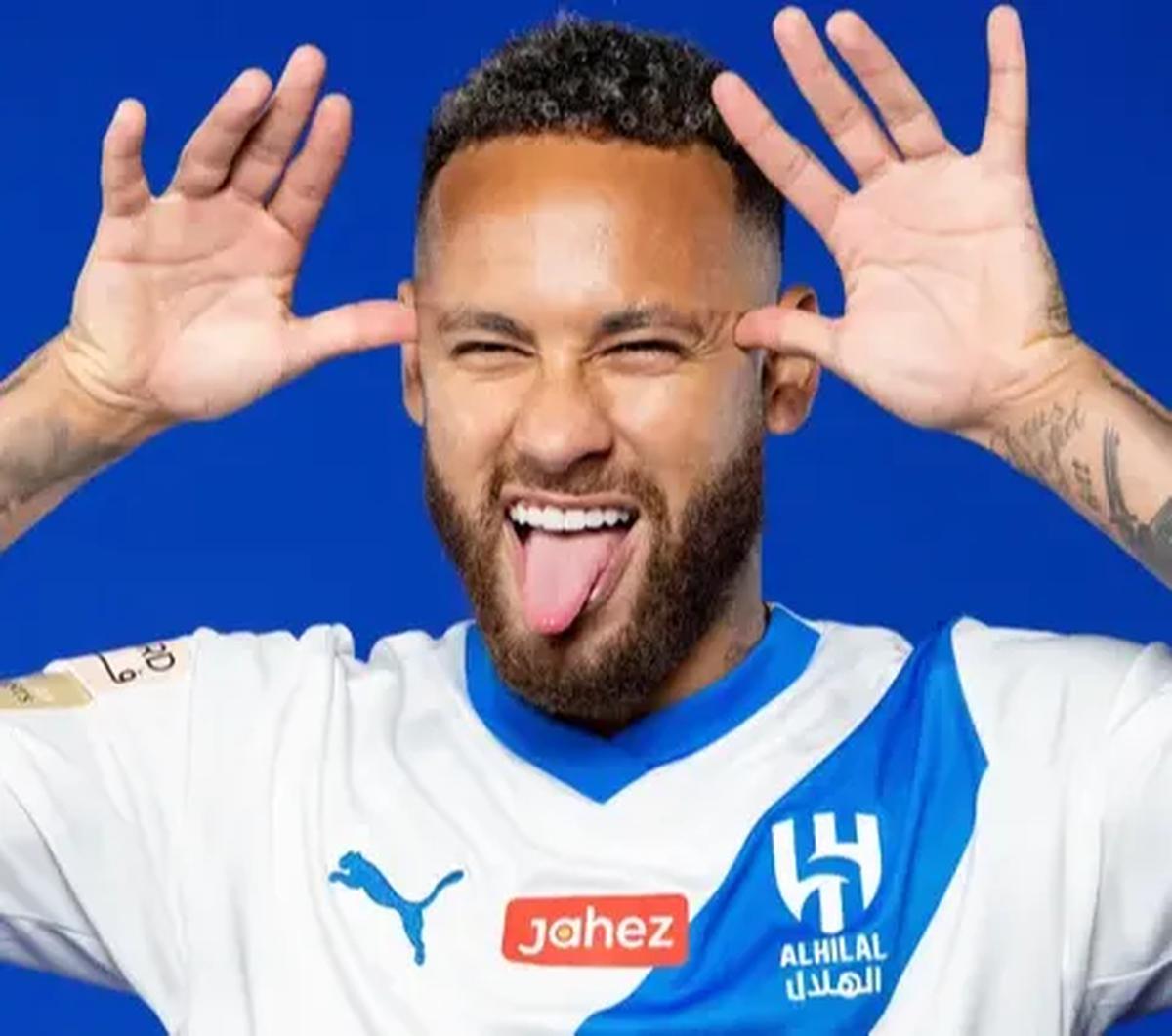 Jika digabung antara pendapatan dari endorsement dengan gaji sebagai pesepakbola selama periode 2013-2017, kekayaan Neymar mencapai USD70 juta atau sekitar Rp1 triliun per tahun.