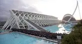 Ribuan relawan berkumpul di kompleks budaya City of Arts and Sciences untuk mendapatkan jadwal kerja guna membantu operasi pembersihan setelah banjir di Valencia, Spanyol, Sabtu, 2 November 2024. (AP Photo/Alberto Saiz)