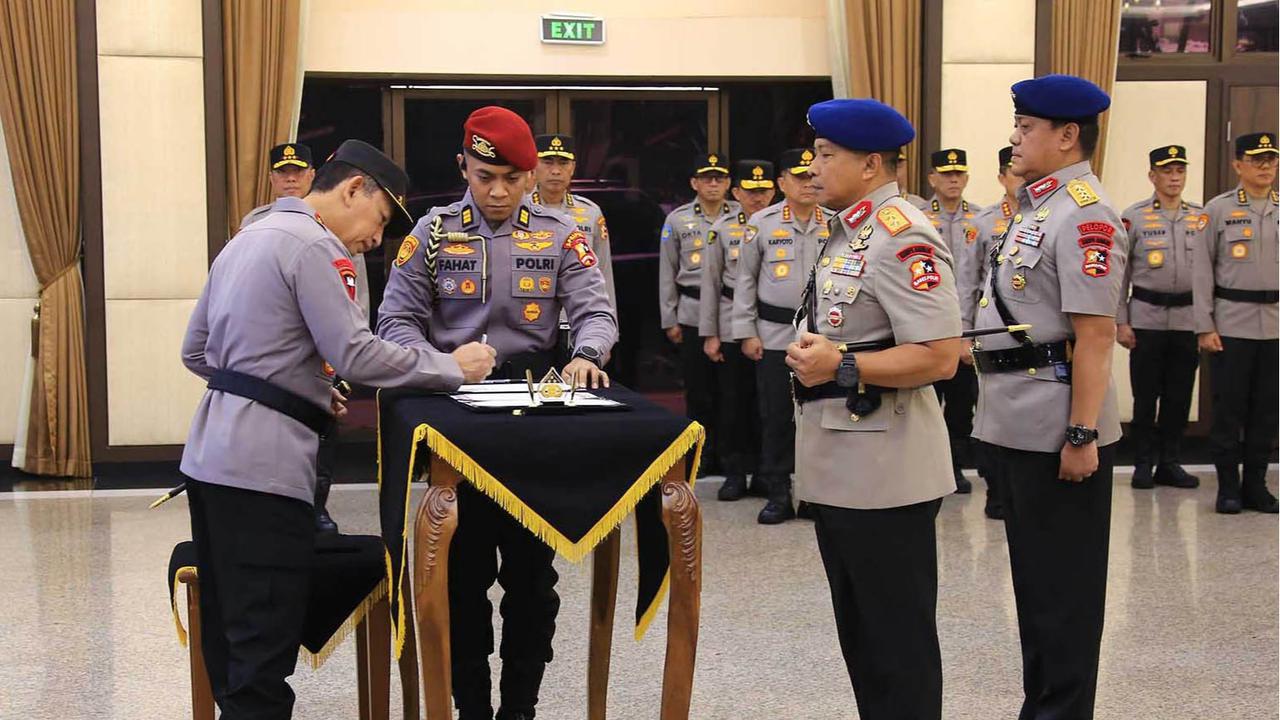 FOTO: Kapolri Lantik Yuda Gustawan sebagai Kabaintelkam, Ramdani Hidayat Pimpin Brimob