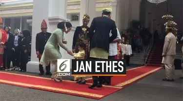 Jan Ethes mendampingi Presiden Jokowi menerima tamu undangan di upacara HUT ke-74 RI di istana Merdeka. Ethes seketika menyalami Annisa pohan ketika datang bersama AHY.
