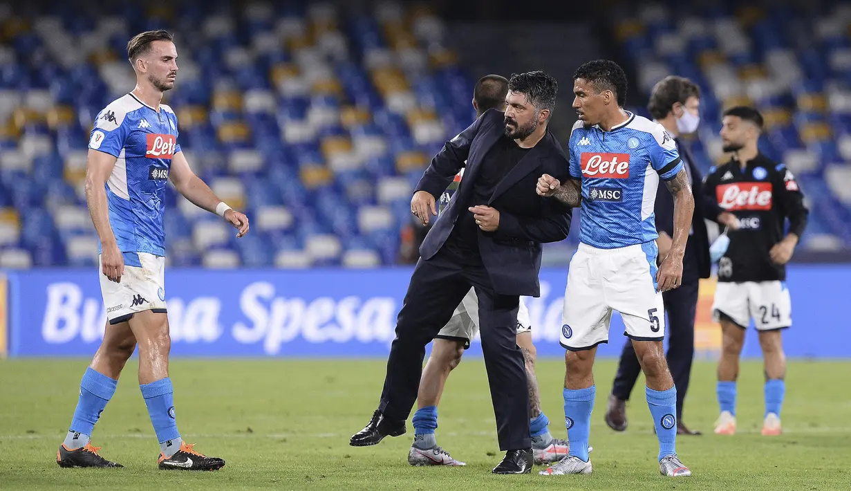 Pelatih Napoli Gennaro Gattuso (tengah) merayakan kemenangan timnya atas Inter Milan pada leg kedua semifinal Coppa Italia di San Paolo Stadium, Naples, Italia, Sabtu (13/6/2020). Pertandingan berakhir 1-1, Napoli lolos ke final Coppa Italia dengan agregat 2-1. (Cafaro/LaPresse via AP)