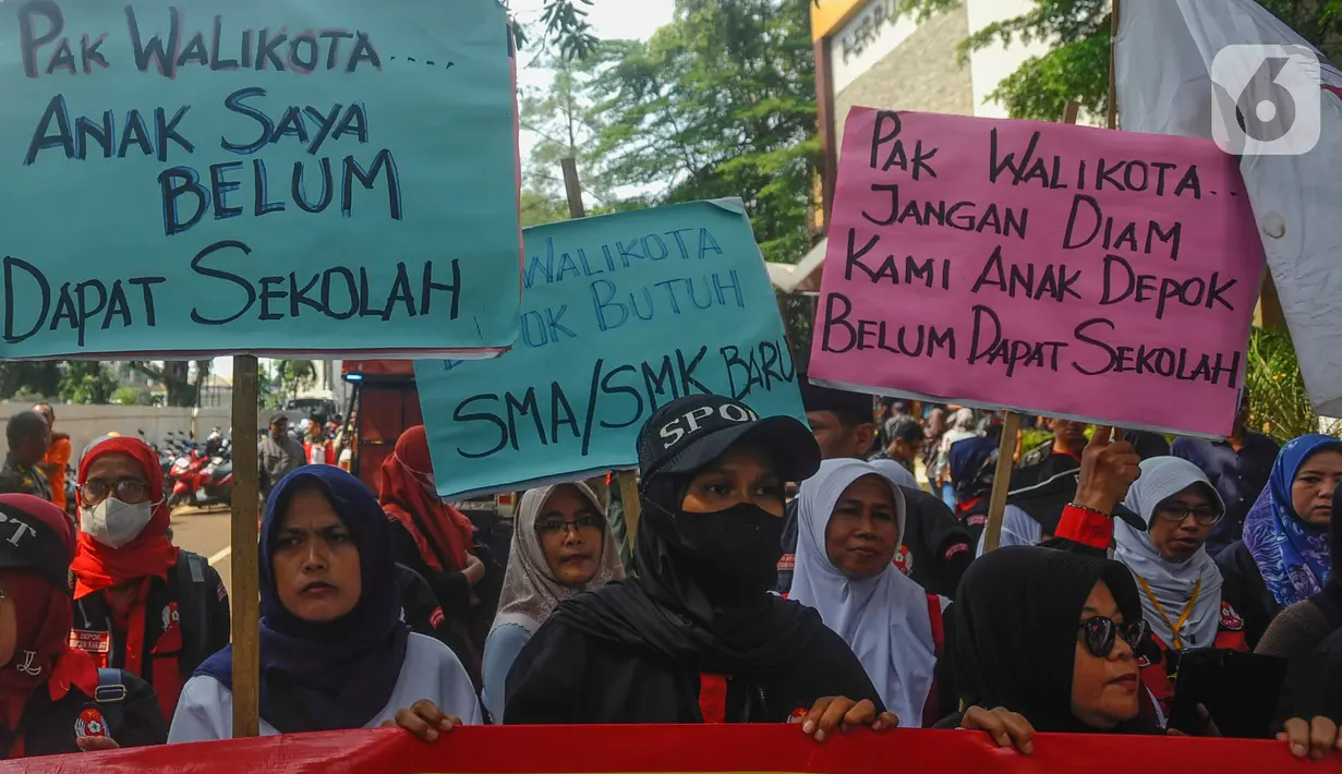 Dalam aksinya, massa juga membawa berbagai macam spanduk bertuliskan aspirasi-aspirasi mereka. (merdeka.com/Arie Basuki)