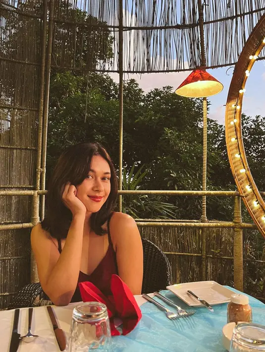 Nana Mirdad tampil menawan dengan spaghetti strap dress berbahan satin warna merah yang elegan. [Foto: IG/andrew.white._/nanamirdad_].