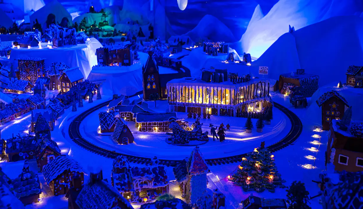 Detail pameran desa kue jahe di Bergen, Norwegia, pada 19 Desember 2018. Pameran tahunan yang populer ini menampilkan ratusan rumah dan struktur lainnya dari kue jahe yang identik dengan perayaan Natal.  (Marit HOMMEDAL/NTB Scanpix / AFP)