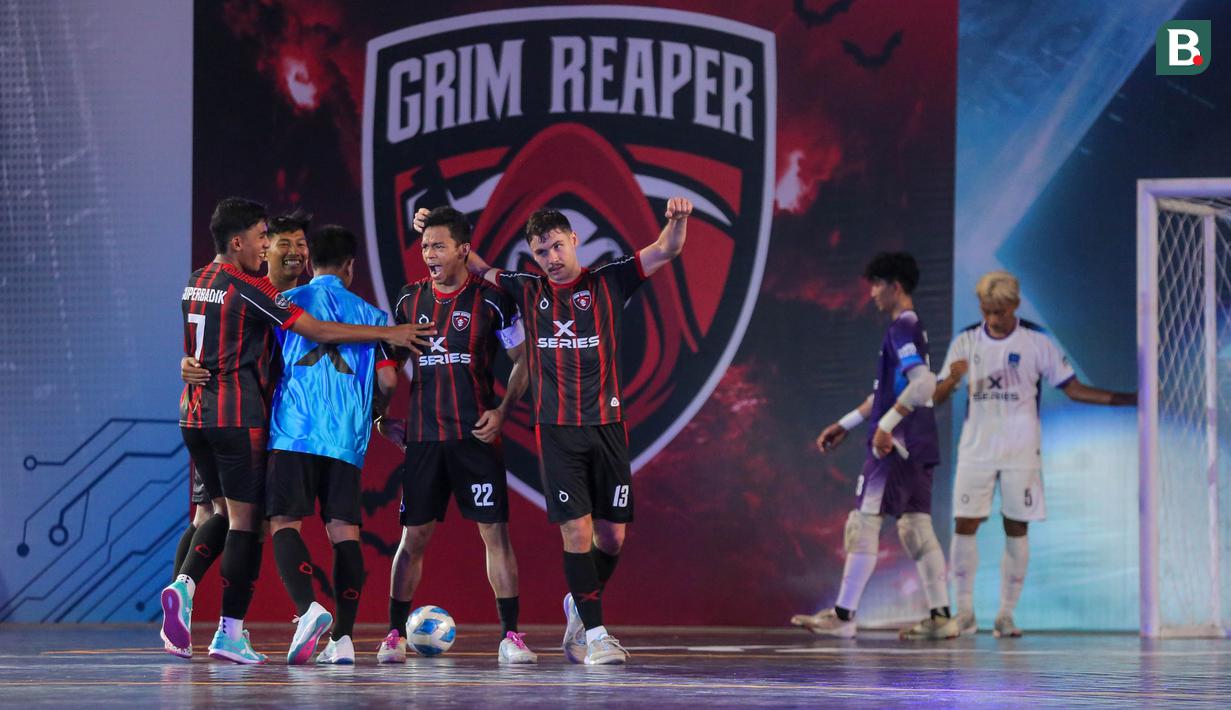 Para pemain Grim Reaper merayakan gol ke gawang Lynx Hunters dalam laga Futsal X Series 2 di GOR UNJ, Rawamangun, Jakarta, Sabtu (17/01/2026). (Bola.com/Bagaskara Lazuardi)