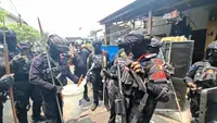 Polisi menggerebak kampung Ambon pada Kamis 15 Oktober 2026. (istimewa)