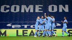 Para pemain Manchester City merayakan gol yang dicetak oleh Ilkay Gundogan ke gawang West Bromwich Albion pada laga Liga Inggris di Stadion The Hawthorns, Selasa (27/1/2021). City menang dengan skor 0-5. (Laurence Griffiths/POOL/AFP)