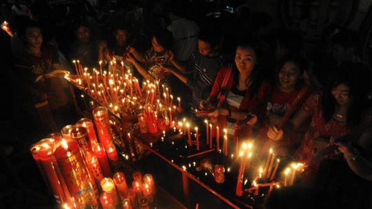 Malam Imlek, warga Tionghoa penuhi Klenteng Boen Tek Bio