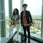 Penyanyi Wizzy berduet dengan Arnandi Ihza Mulyadi, atau yang lebih dikenal dengan nama Izza di lagu 'Baby', untuk soundtrack film 'Jomblo'. (Liputan6.com/Fatkhur Rosyidi)