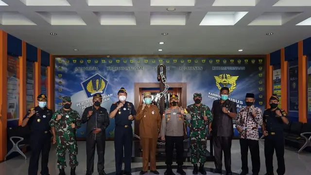 Kantor Wilayah Direktorat Jenderal Bea Cukai Khusus Kepulauan Riau melakukan audiensi dengan Forkopimda Kabupaten Karimun, usai insiden penembakan Haji Permata dalam penindakan terhadap penyelundupan rokok di Tembilahan. (Foto: Liputan6.com/Ajang Nurdin)