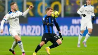 Pemain Inter Milan Nicolo Barella (tengah) mengontrol bola saat melawan Atalanta pada pertandingan sepak bola perempat final Coppa Italia di Stadion San Siro, Milan, Italia, 31 Januari 2023. Inter Milan menang 1-0 atas Atalanta dan berhasil melaju ke semifinal Coppa Italia. (AP Photo/Antonio Calanni)