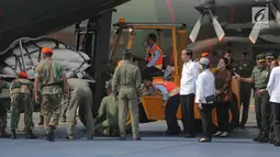 Presiden Joko Widodo melihat proses masuknya bantuan untuk etnis Rohingya ke pesawat Hercules di Lanud Halim Perdanakusuma, Jakarta, Rabu (13/9).  Bantuan diangkut menggunakan empat pesawat Hercules TNI AU menuju Bangladesh. (Liputan6.com/Faizal Fanani)