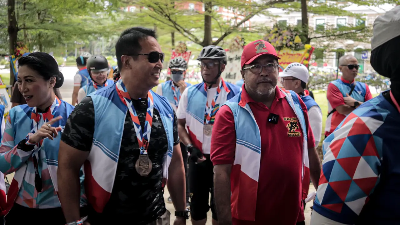 Anggota Komisi X DPR RI Rano Karno terlihat berjalan bersama dengan mantan Panglima TNI Andika Perkasa dalam acara gowes bareng pada Minggu pagi (5/3/2023) di Jakarta Selatan.