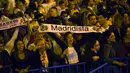 Ekspresi suporter Real Madrid saat merayakan tim kesayangnya meraih gelar juara La Liga di Madrid, Spanyol (22/5). Madrid finis di posisi pertama dengan poin 93, unggul tiga angka dari Barcelona yang menempati posisi kedua. (AP Photo/Francisco Seco)
