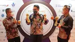 (ki-ka) Direktur Operasional PT Jakarta Industrial Estate Pulogadung
Beta S Winarto, Direktur Utama Landi R Mangaweang dan Direktur Keuangan Arief Adhi Sanjaya berbincang usai menerima 3 penghargaan TOP BUMD Award 2021 di Jakarta, (10/09/2021). (Liputan6.com/HO/Iqbal)