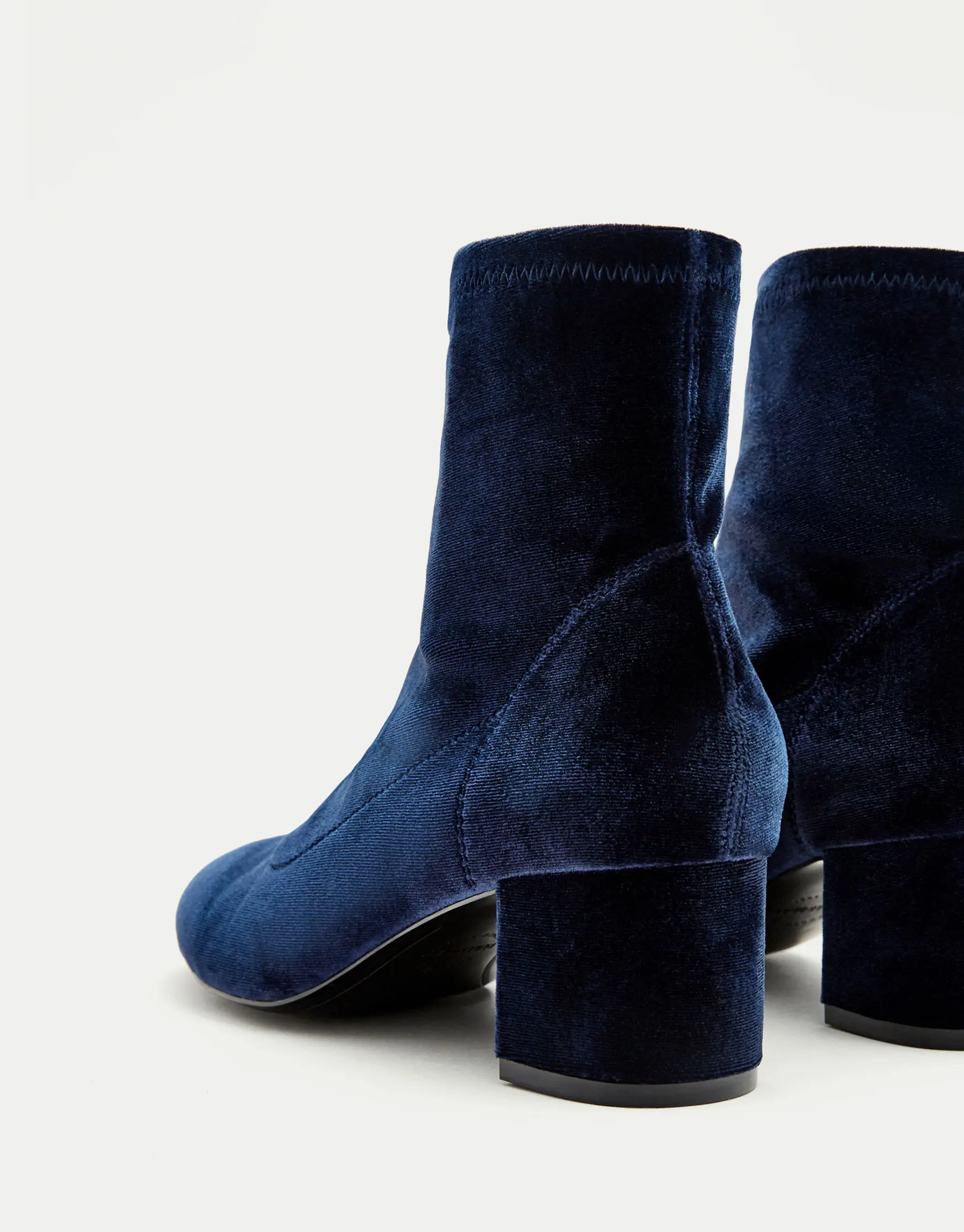 Soft velvet ankle boots, Rp 599.900. Pull&Bear